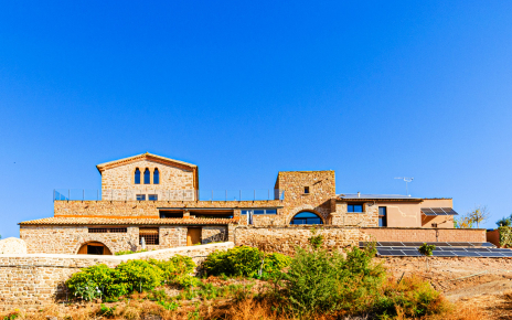 Masía a la izquierda y Torre (anexo) a la derecha