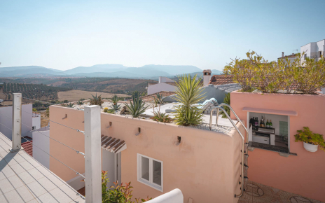 Bar area, solarium and stairs to 2nd pool