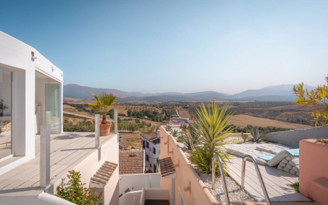 Living / kitchen / dining area with solarium on the right