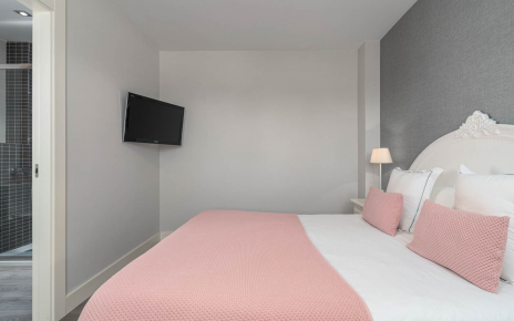 Double bedded room with walk-in dresser