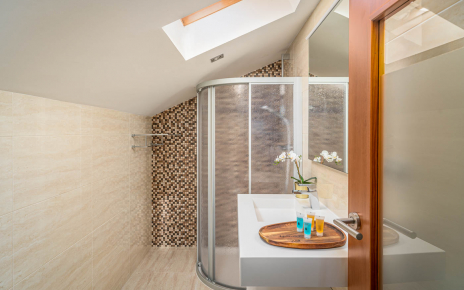 Baño de habitación 7 (techos bajos abuhardillados)