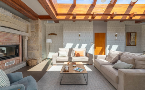 Salón con techo acristalado