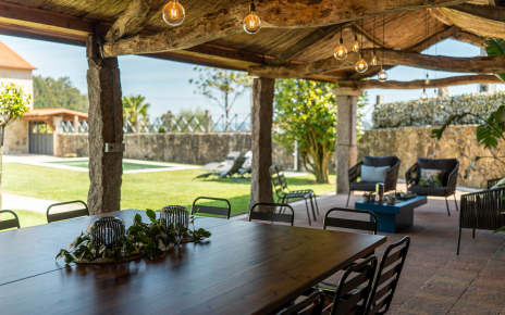 Porche con mobiliario exterior