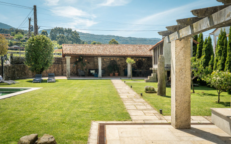 Jardín y porche al final