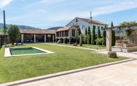 Solo hay una casa que puede ver parte del jardín