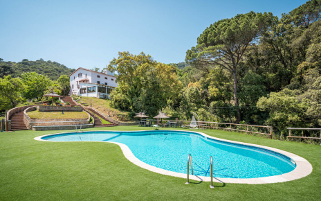 Gran piscina en un nivel inferior