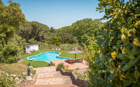 Escalones hacia la zona de piscina