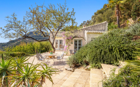 Escaleras a zona de piscina