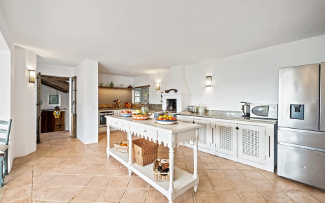 Desde cocina hay escaleras a la habitación 2