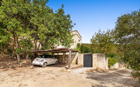 Aparcamiento con puerta a la finca