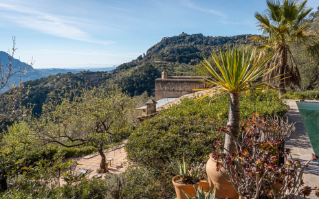 La piscina está justo sobre la casa