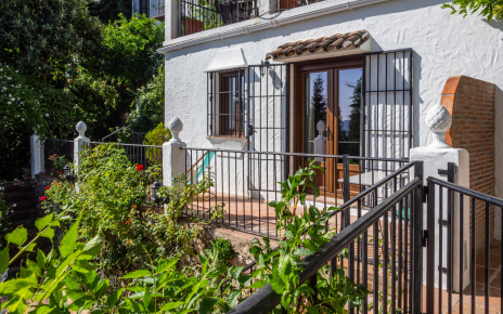 Access to bedrooms on lower level