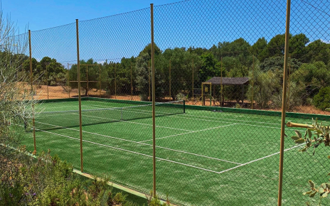 Access to tennis court (shared with other local villas)