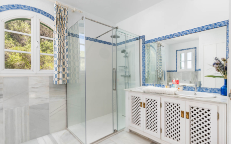 En suite facilities on first floor bedroom