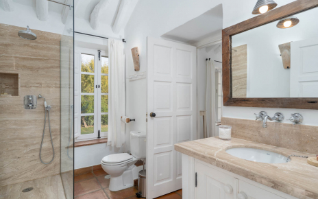 Shared bathroom (bedroom 6 and 7)