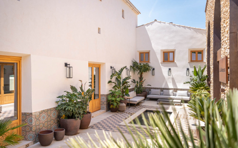Acceso desde salón a patio morisco con piscina