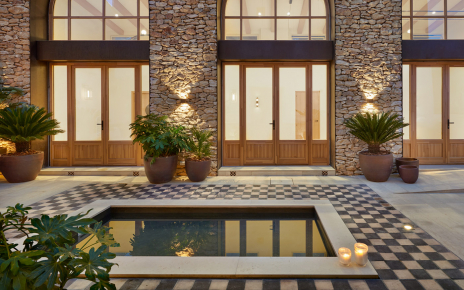 Piscina y patio estilo Riad marroquí