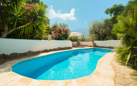 Piscina de forma irregular 9 metros de larga