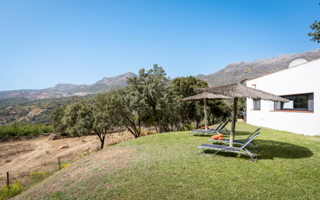 La casa se ubica en lo alto de una colina