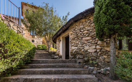 Escaleras a uno de los anexos (de un dormitorio)