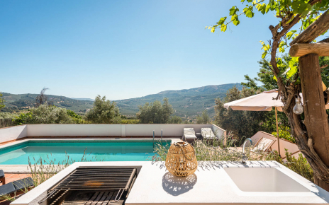 Pequeña barbacoa con pila