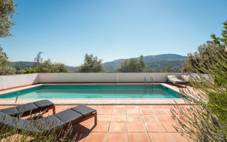 El solado alrededor de la piscina ahora es de césped artificial