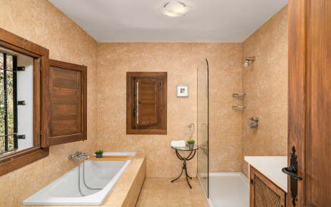 Habitación principal con baño (ducha y bañera)