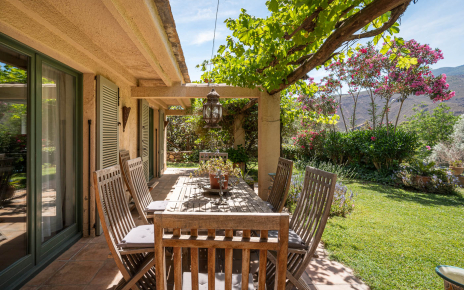 Terrazas con mobiliario a lo largo de la casa
