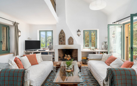 Puertas que abren a terrazas desde el salón