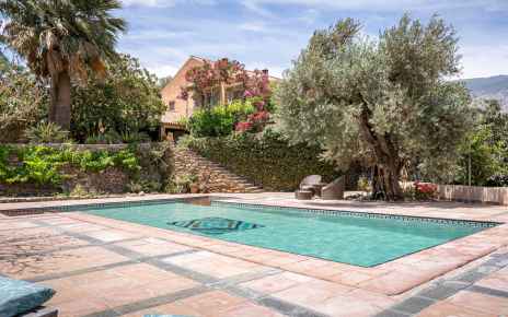 Piscina y casa con escaleras sin protección