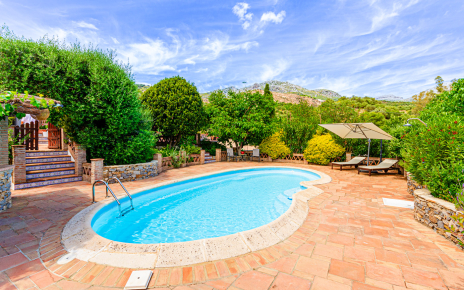 Zona de piscina (solado renovado en 2025)