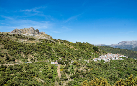 El pueblo de Cortes visto desde la distancia