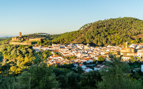 Pueblos del entorno como Almonaster