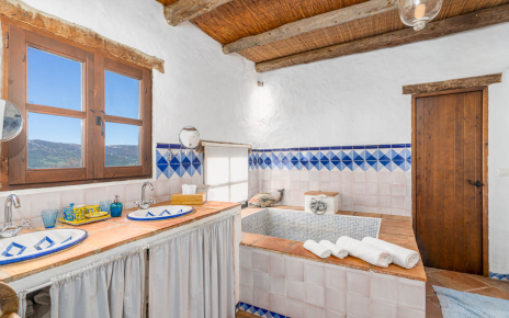 Baño en planta baja con gran bañera