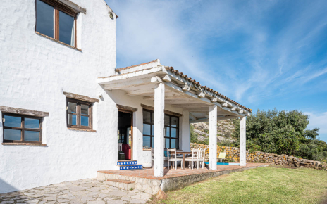 Entrando en tu alojamiento al borde de una aldea