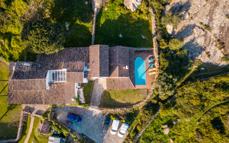 Tu casa está junto a otra casa de la aldea