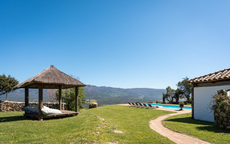 Gacebo balinés, jardines y porche con sauna