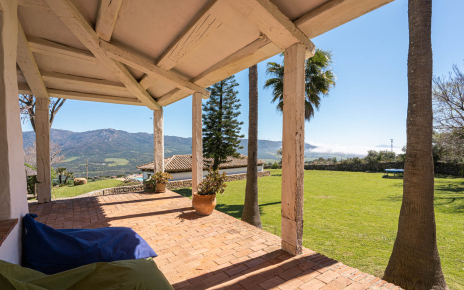 Porche a lo largo de la casa con fabulosas vistas