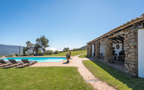 Porche junto a la piscina