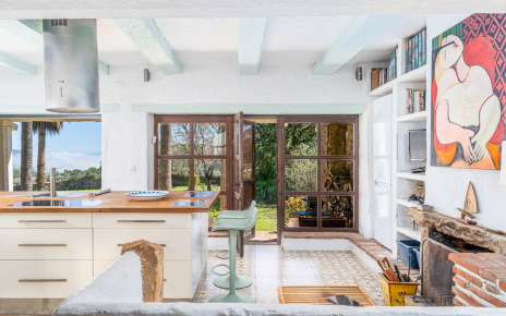 Espacio abierto con grandes ventanales