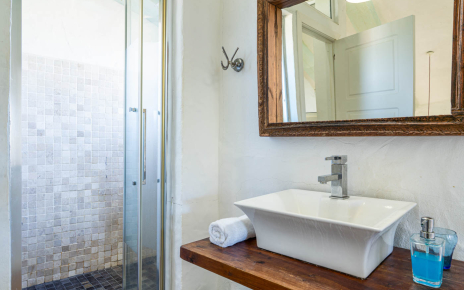 Baño con ducha junto a habitación primera planta