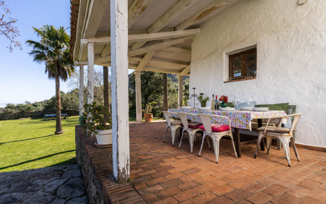 La terraza a lo largo de la casa no tiene barandilla