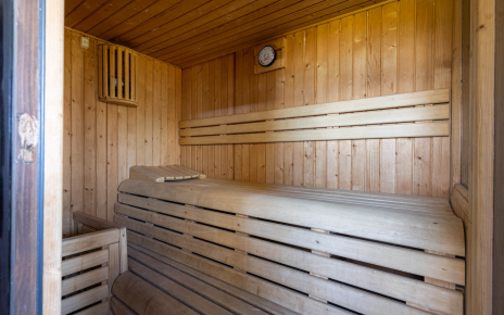 Desde el porche de la piscina accedemos a una sauna