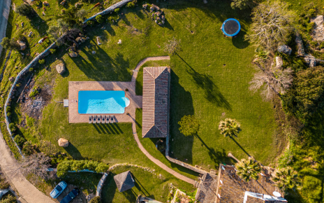 Casa, porche de jardín, piscina y jardines