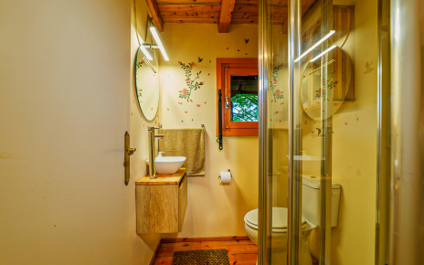 En suite facilities bedroom 2 (small bathroom)