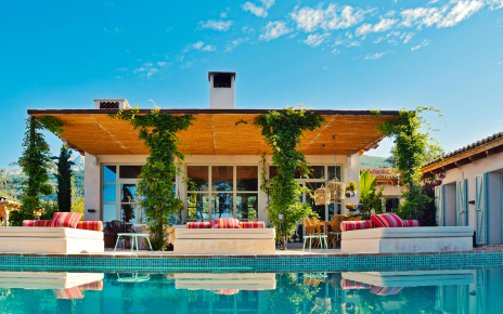 Terrazas con pérgola junto a la piscina