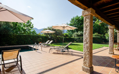 Furnished porch and pool / gardens