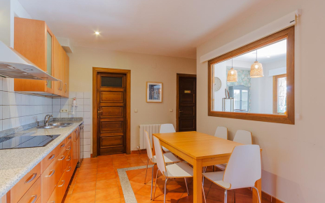 Kitchen with breakfast table