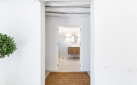 Acceso a baño a través de vestidor