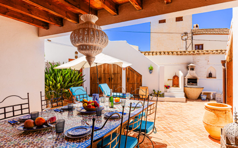 Terraza con mobiliario junto a cocina